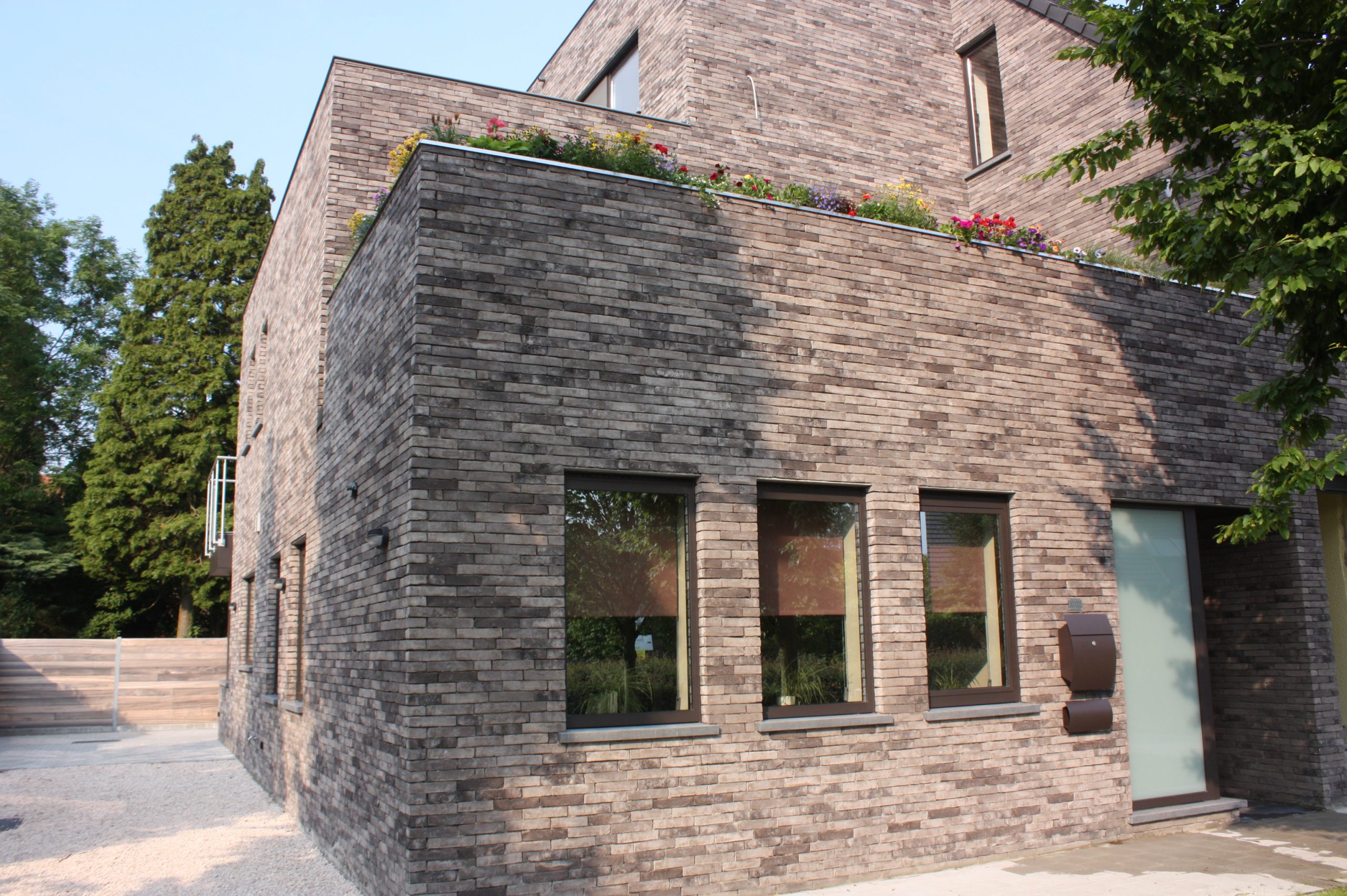 Gelijkvloers appartement met 2 slaapkamers en zonnig terras.